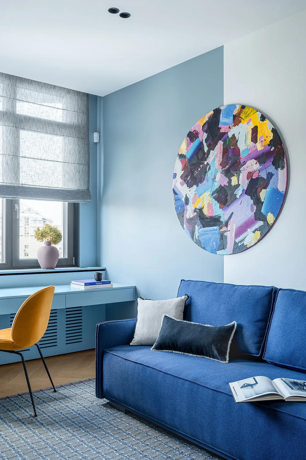 Minimalismus mit bunter Möbel: Wohnung in Kiew - Gallery image 24