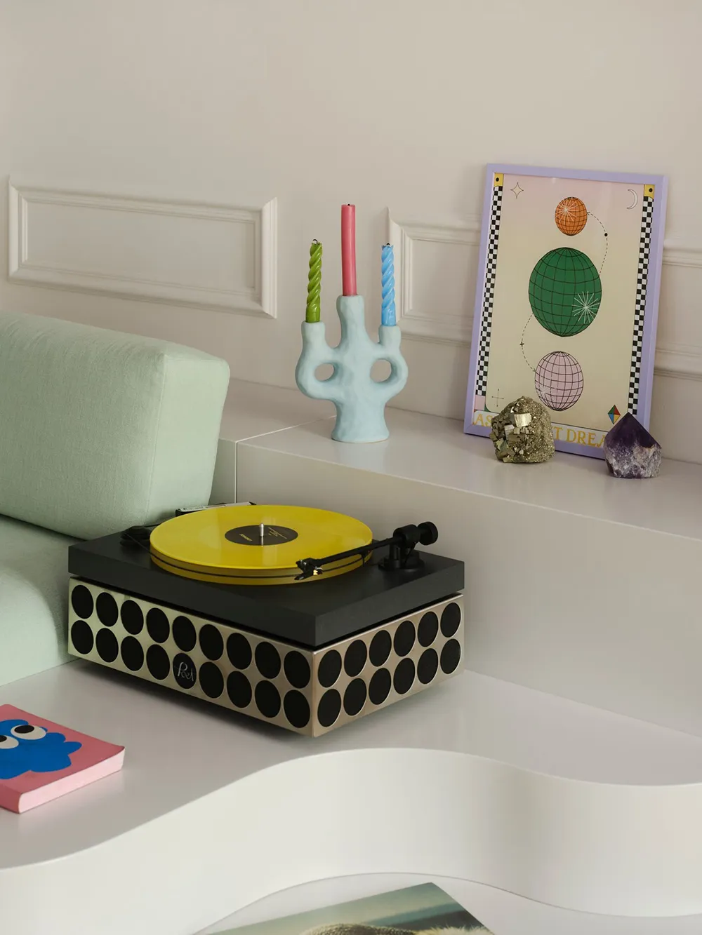 Intérieur audacieux avec un décor inhabituel pour une mannequin à Berlin - Gallery image 2