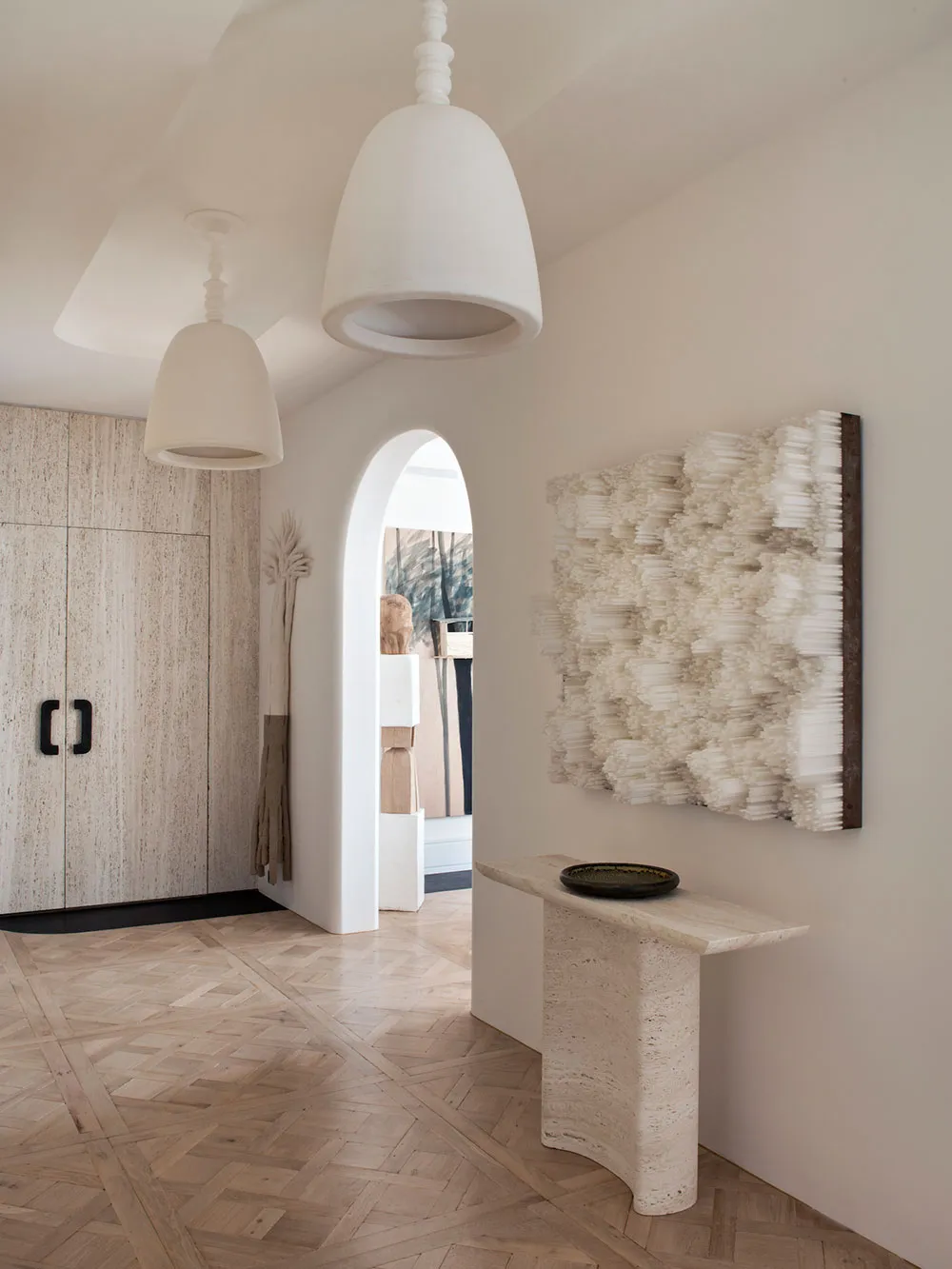 Mueble extravagante y objetos de arte en el apartamento de un diseñador en París - Gallery image 5