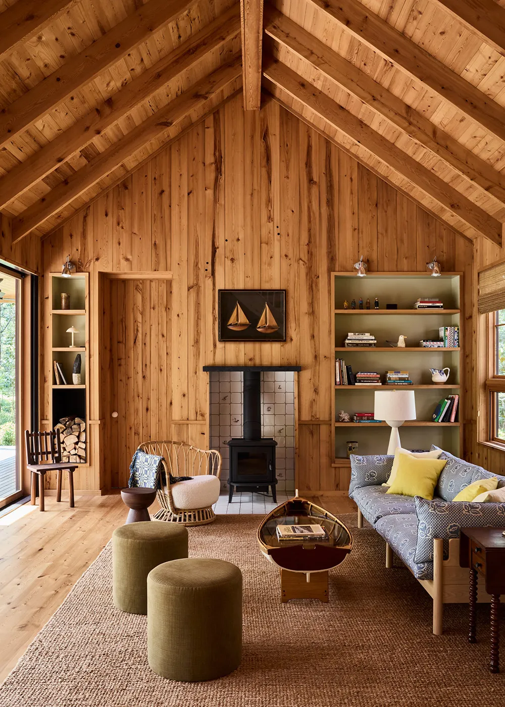 天然の木材を使えば決して過剰にはなりません。アメリカにあるこの美しいコテージも、その良さが存分に発揮されています。 - Gallery image 2
