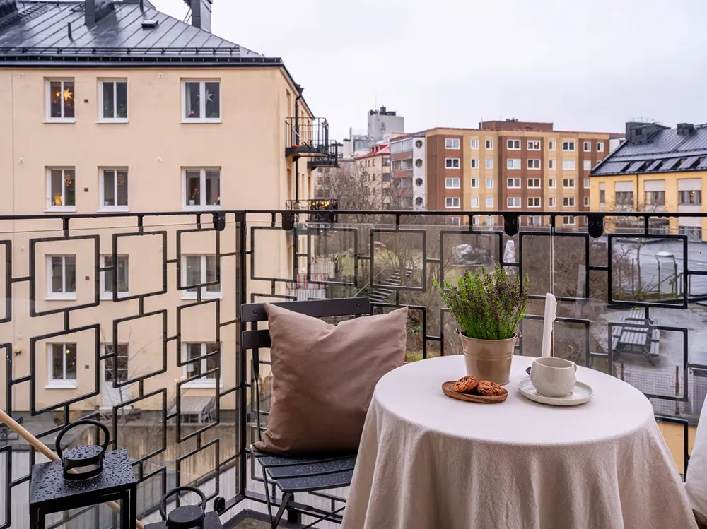 Estilo moderno apartamento pequeño con sofá de cuero y cama en armario (38 m²) - Gallery image 9