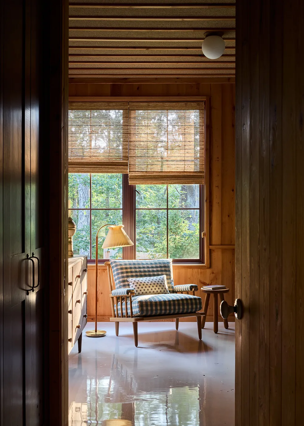 天然の木材を使えば決して過剰にはなりません。アメリカにあるこの美しいコテージも、その良さが存分に発揮されています。 - Gallery image 13