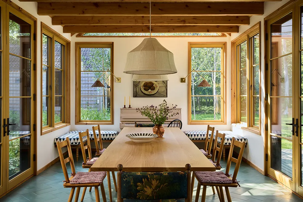 天然の木材を使えば決して過剰にはなりません。アメリカにあるこの美しいコテージも、その良さが存分に発揮されています。 - Gallery image 5