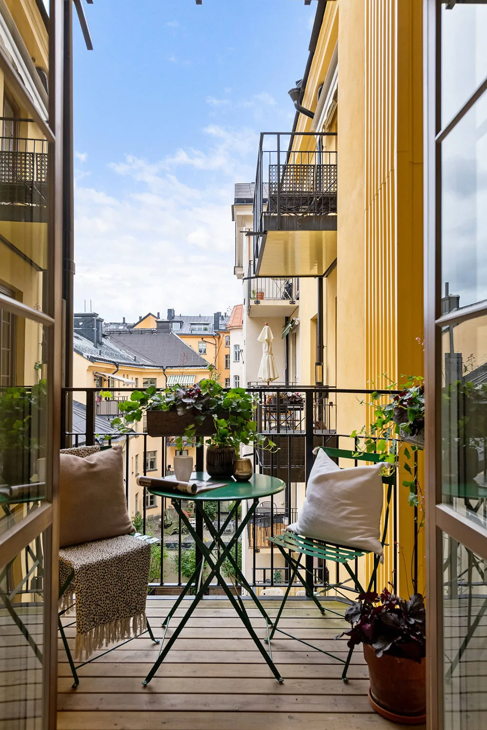 Piękny skandynawski mieszkanie z czarną kuchnią i zieloną sypialnią - Gallery image 18