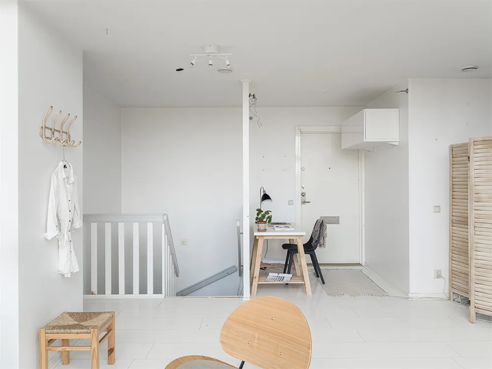 Biała mansardowa kwatera z arkowym oknem i rojalem - Gallery image 13