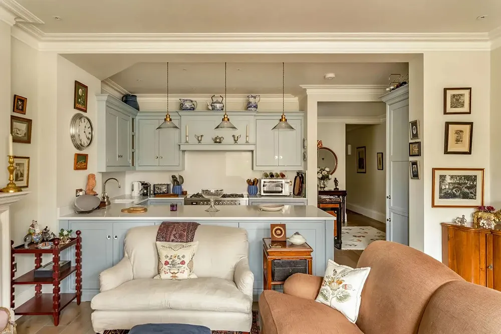 Interior inglés acogedor con pinturas en el centro de Londres - Gallery image 2