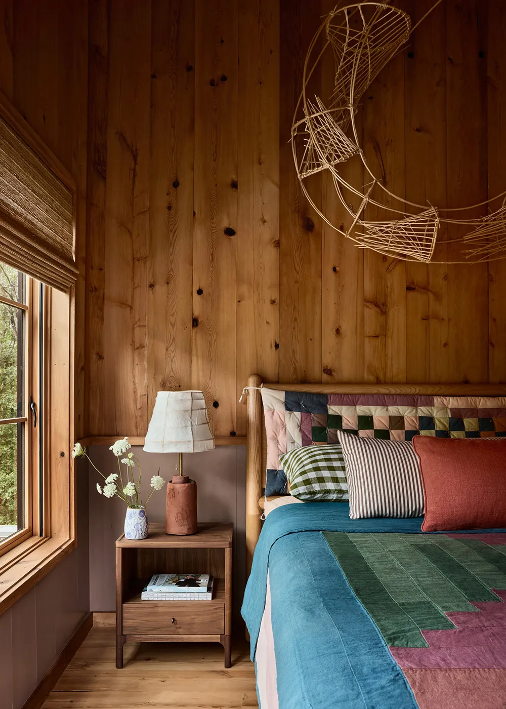 天然の木材を使えば決して過剰にはなりません。アメリカにあるこの美しいコテージも、その良さが存分に発揮されています。 - Gallery image 10