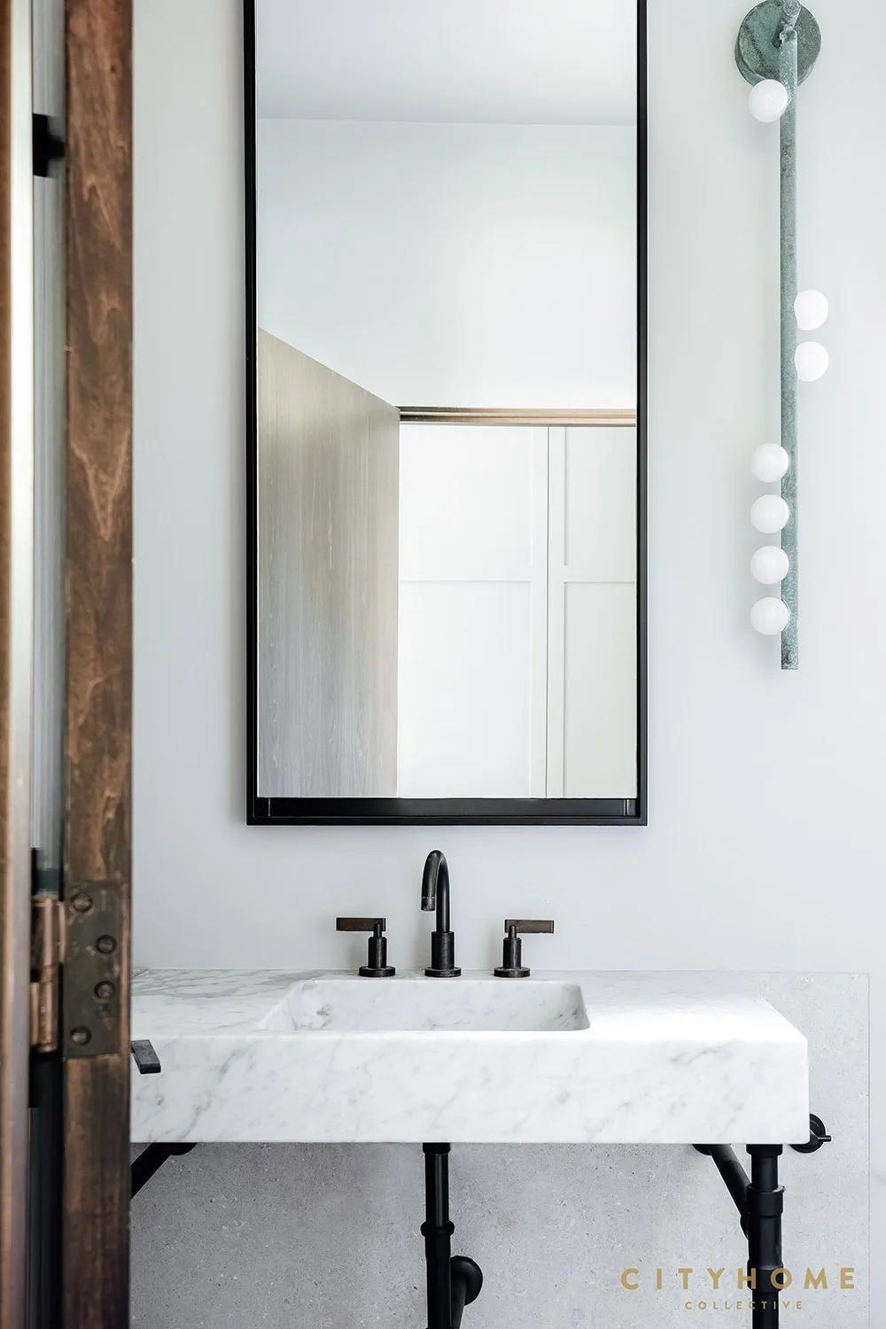 Elegancia ligera californiana en el diseño de casa en Texas - Gallery image 25