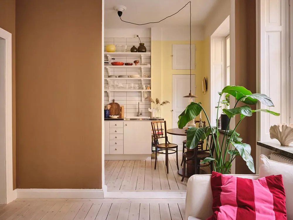 Красивые оттенки коричневого, желтого и зеленого в дизайне шведской квартиры (32 кв. м) - Gallery image 9