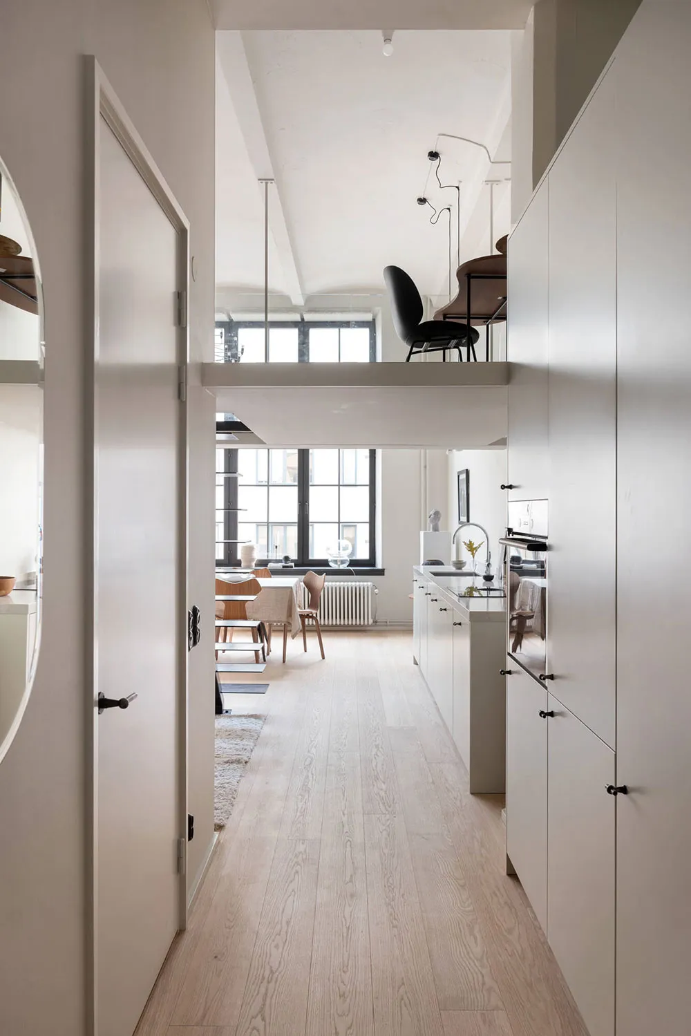 Компактний лофт із верхньою залізницею у будівлі колишньої фабрики в Стокгольмі (61 кв. м) - Gallery image 24