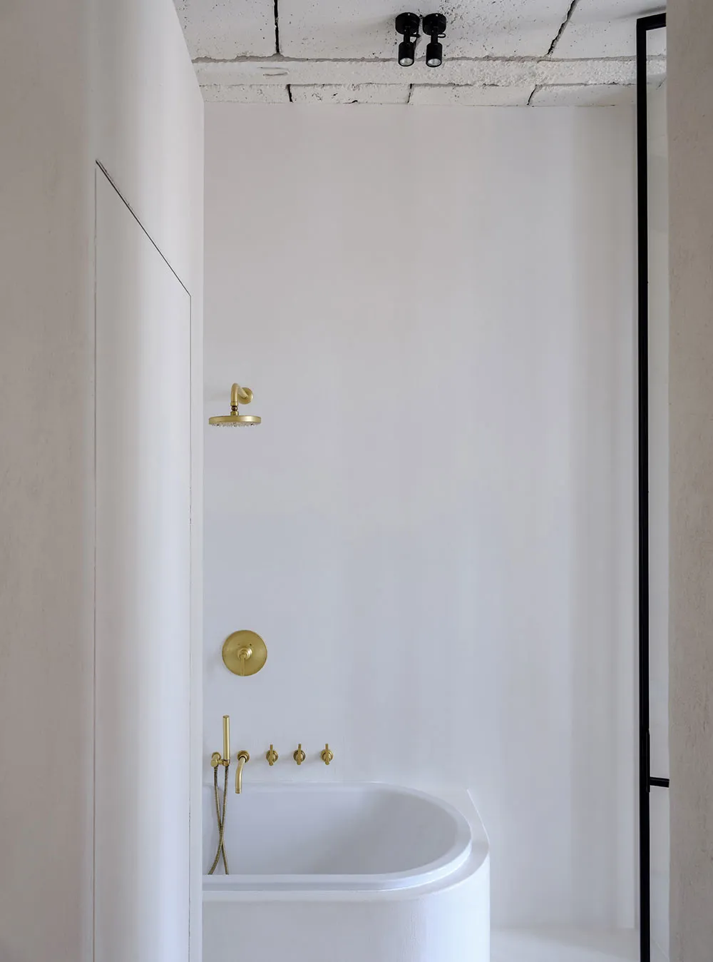 Interiores con nostalgia: apartamento de un director cinematográfico en el corazón de Kiev - Gallery image 15