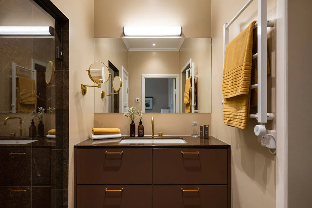 Piękny skandynawski mieszkanie z czarną kuchnią i zieloną sypialnią - Gallery image 19