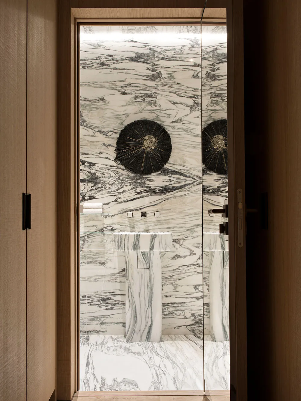 Mueble extravagante y objetos de arte en el apartamento de un diseñador en París - Gallery image 8