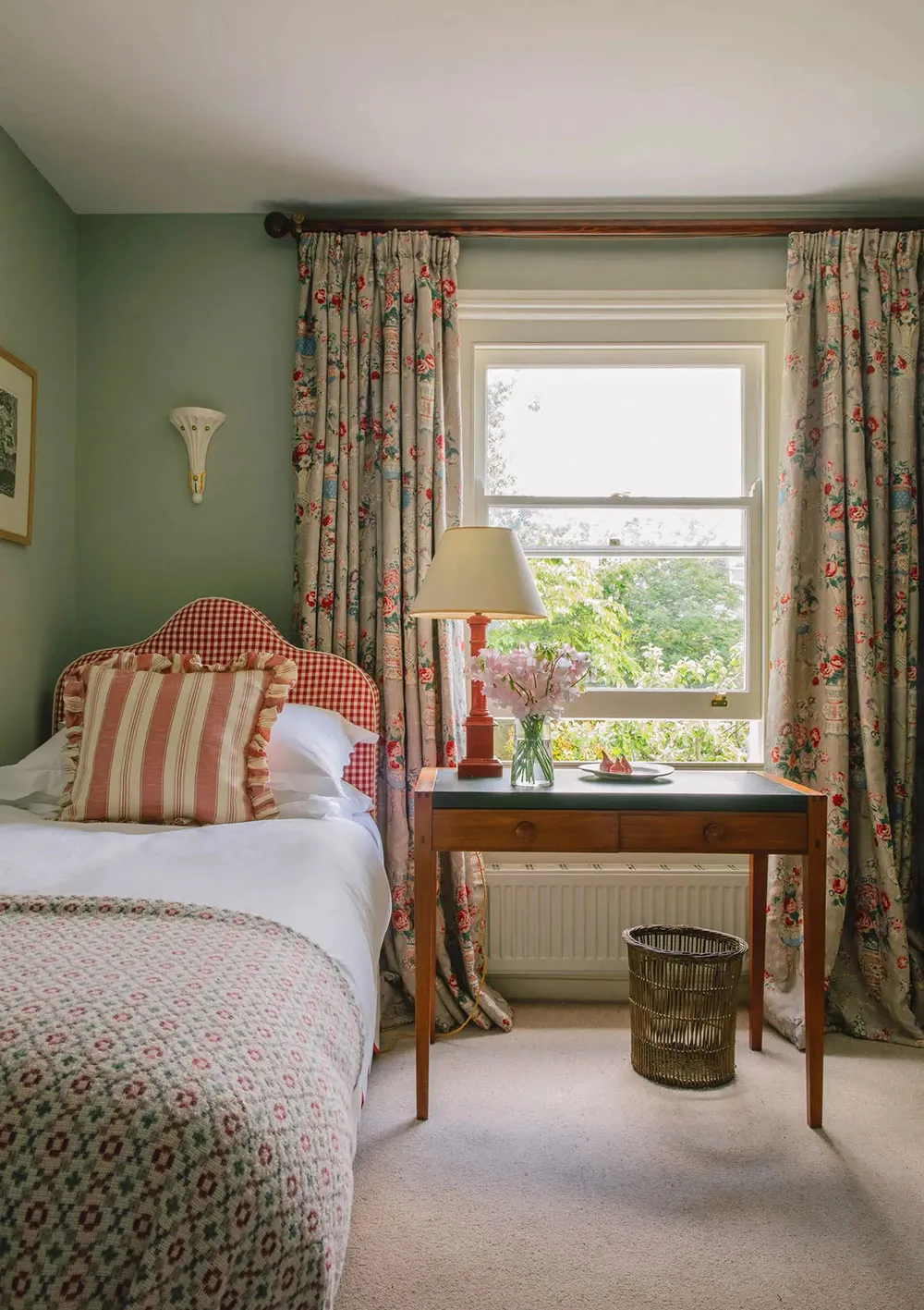 Vibrant English Classic for a Designer's Large Family Home in London - Gallery image 16