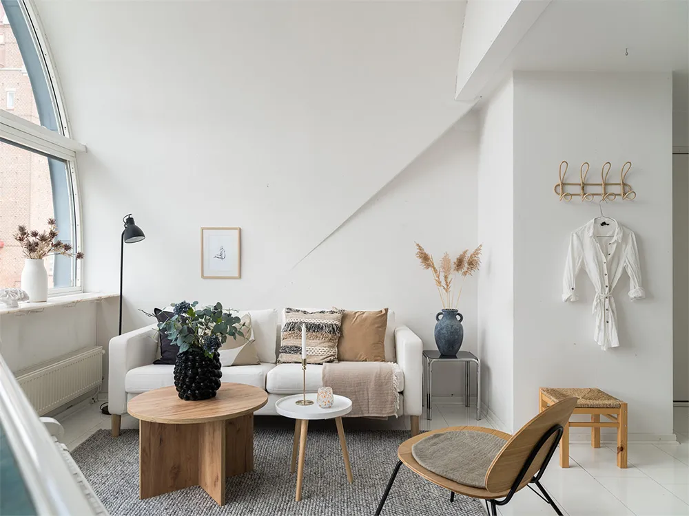 Biała mansardowa kwatera z arkowym oknem i rojalem - Gallery image 2