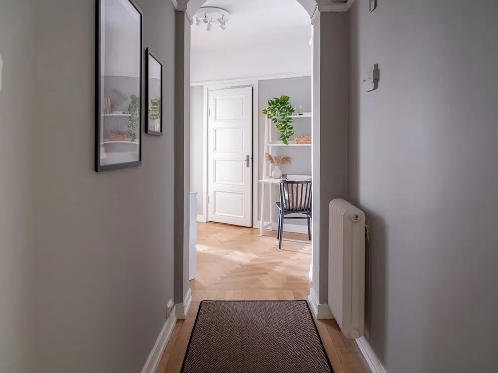 Estilo moderno apartamento pequeño con sofá de cuero y cama en armario (38 m²) - Gallery image 8