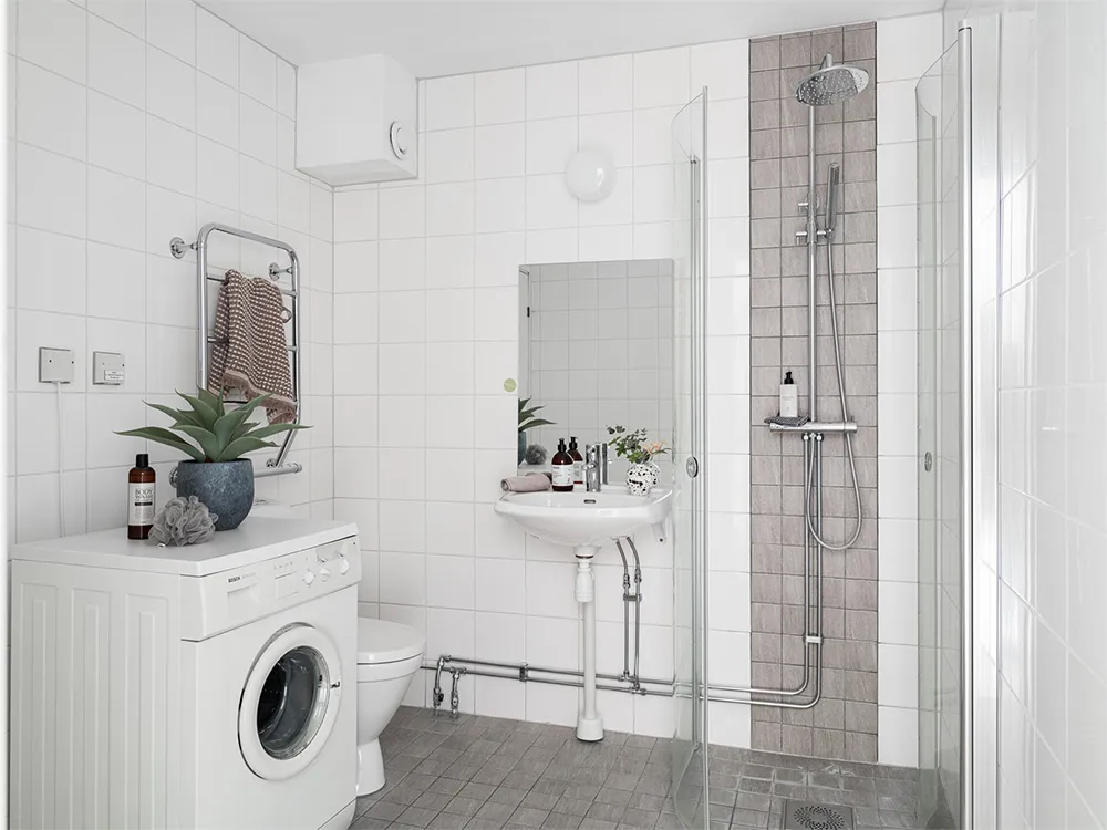 Biała mansardowa kwatera z arkowym oknem i rojalem - Gallery image 15