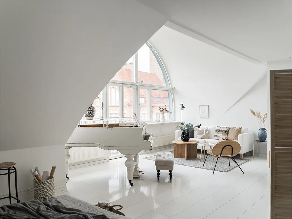 Biała mansardowa kwatera z arkowym oknem i rojalem - Gallery image 5