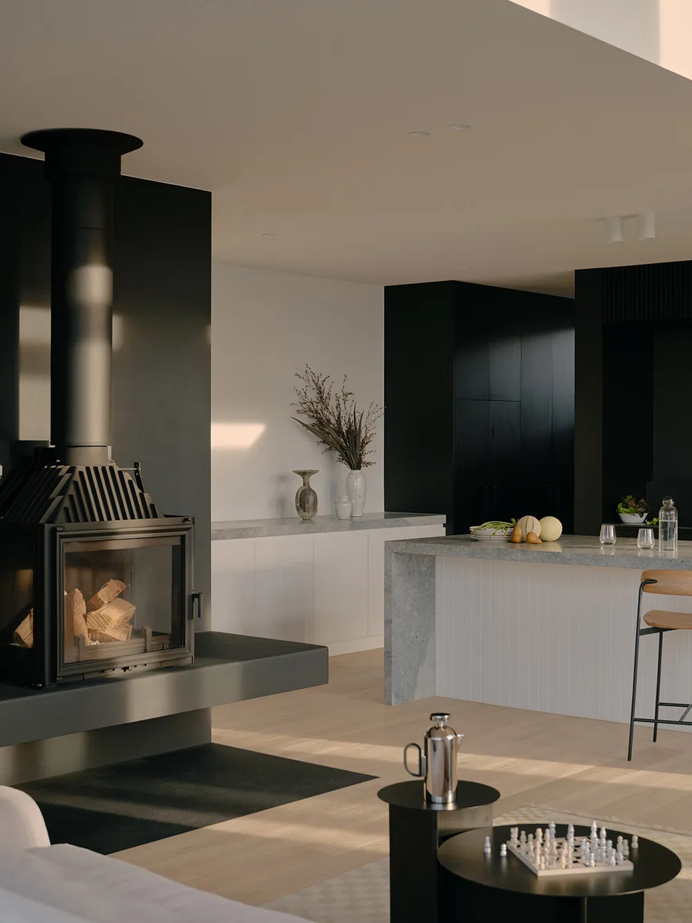 Черная кухня как стильный акцент в современном интерьере в Мельбурне - Gallery image 6