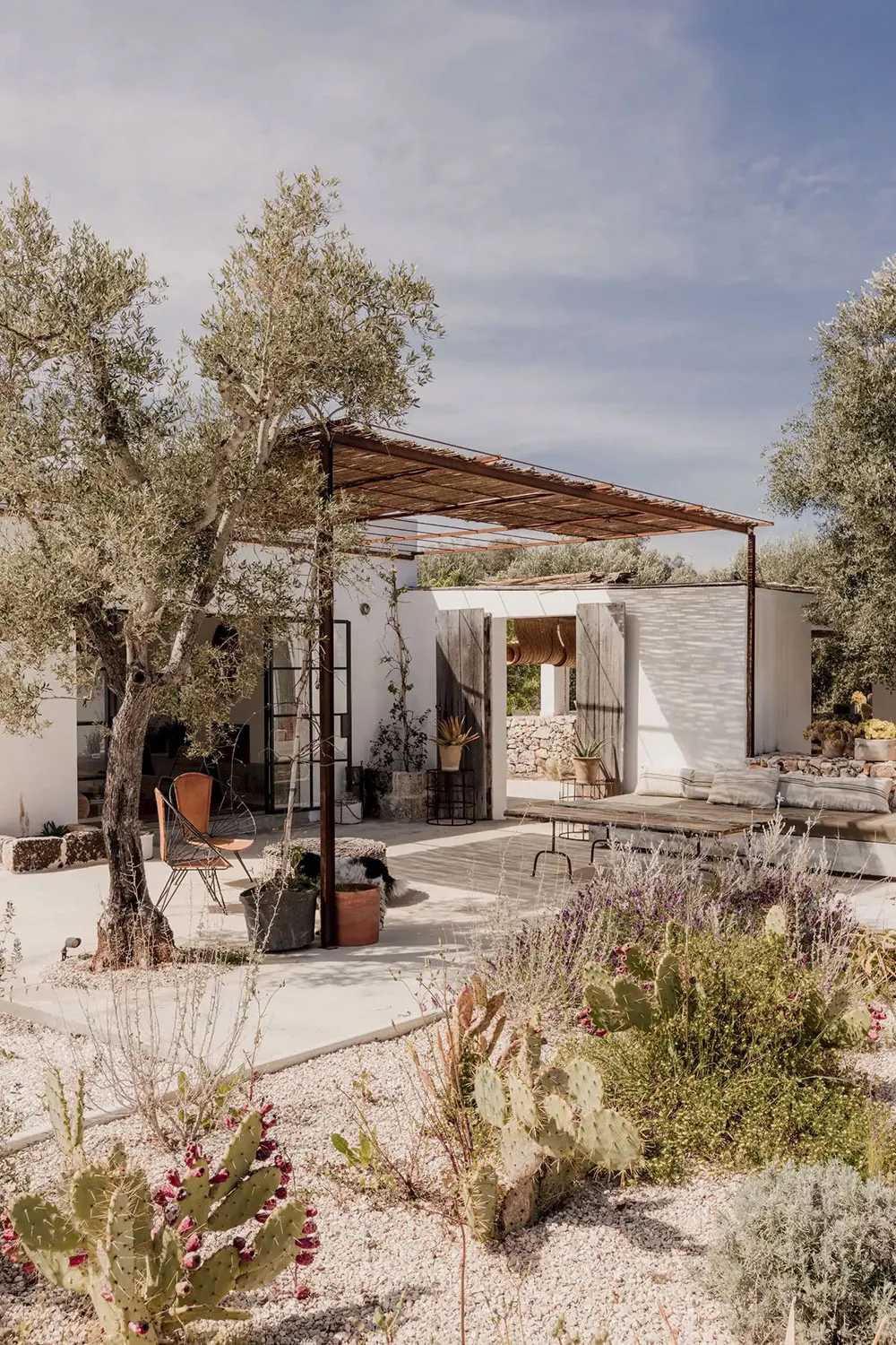 Summer Villa of a Collector in Italy - Gallery image 23