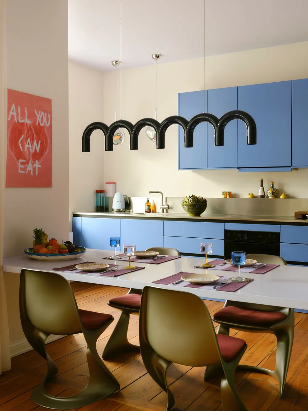 Intérieur audacieux avec un décor inhabituel pour une mannequin à Berlin - Gallery image 1