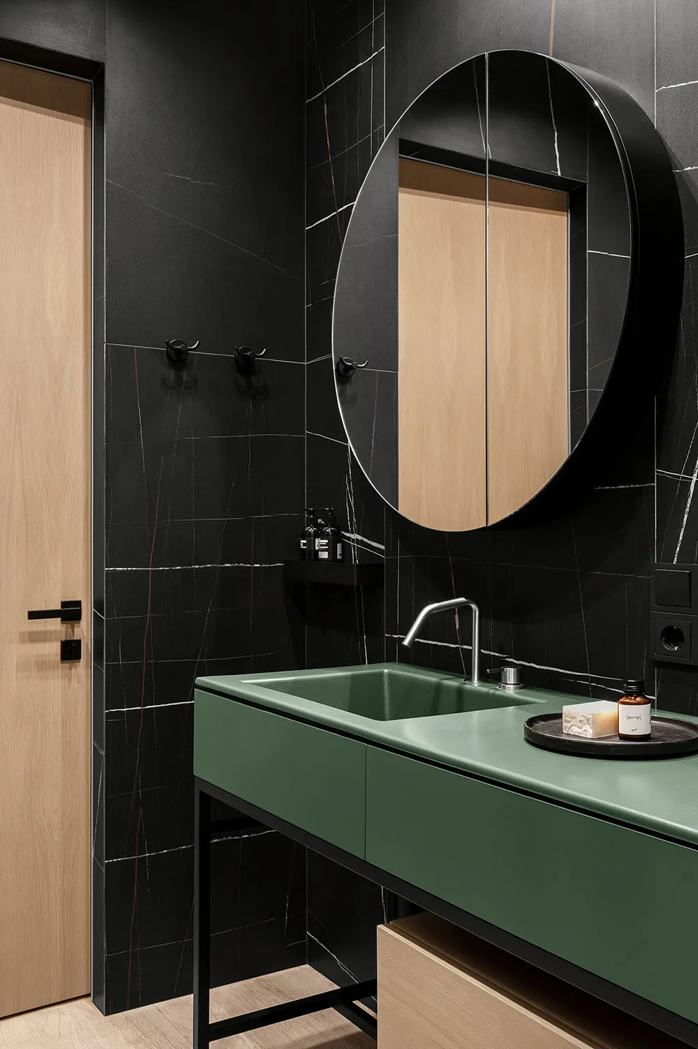 Minimalismus mit bunter Möbel: Wohnung in Kiew - Gallery image 19