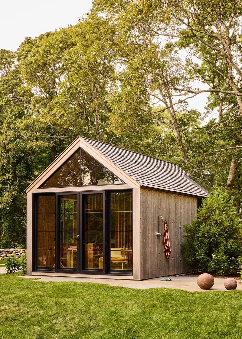 天然の木材を使えば決して過剰にはなりません。アメリカにあるこの美しいコテージも、その良さが存分に発揮されています。 - Gallery image 19