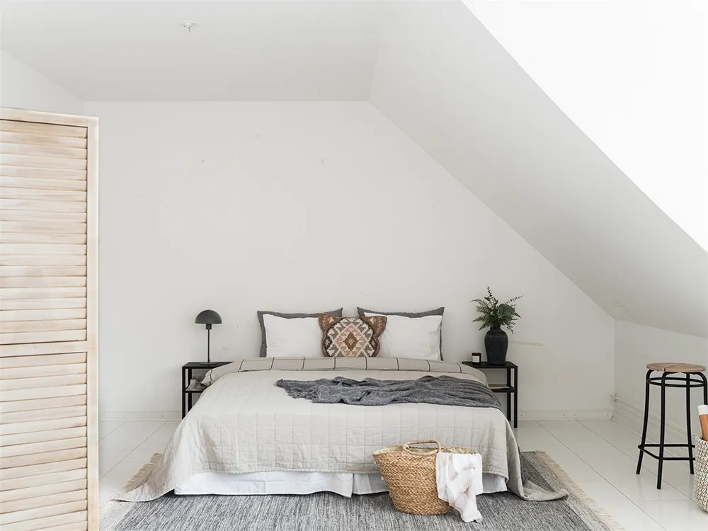 Biała mansardowa kwatera z arkowym oknem i rojalem - Gallery image 10