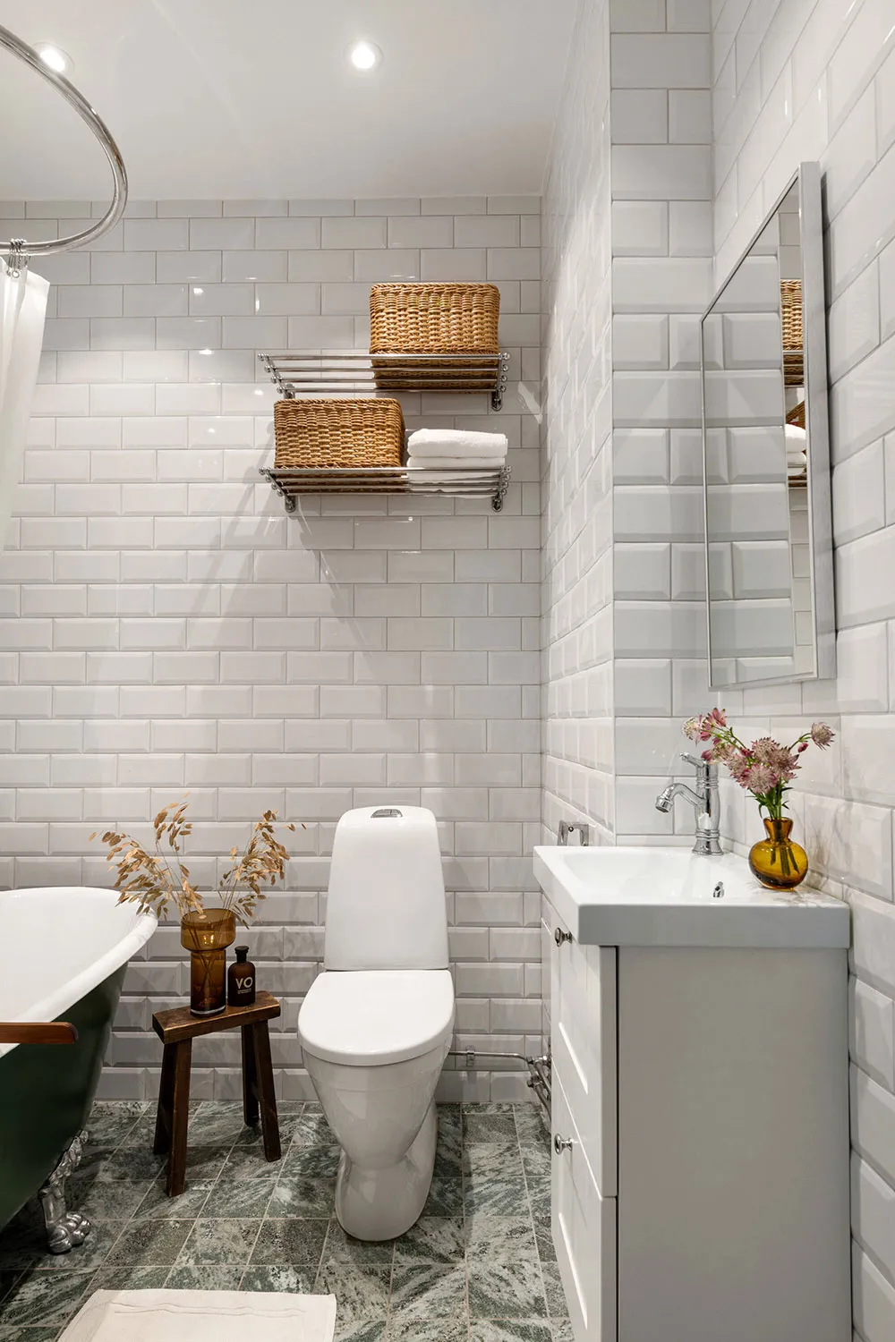 Piękny skandynawski mieszkanie z czarną kuchnią i zieloną sypialnią - Gallery image 15