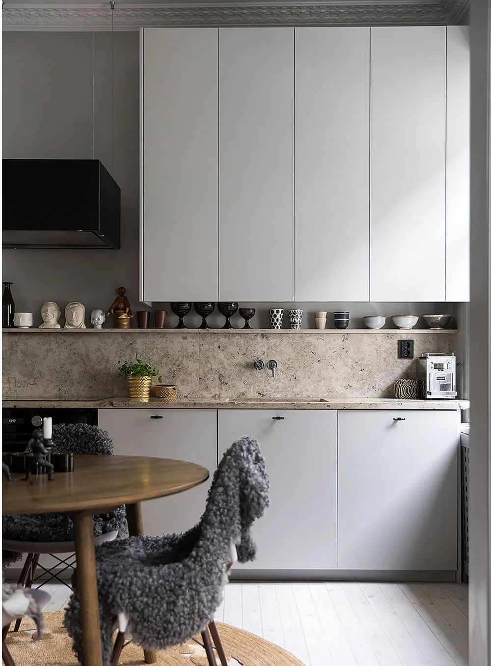 Style combiné de gris et beige dans l'interior d'une appartement à Stockholm (72 m²) - Gallery image 8