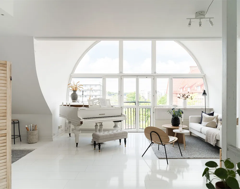 Biała mansardowa kwatera z arkowym oknem i rojalem - Gallery image 3