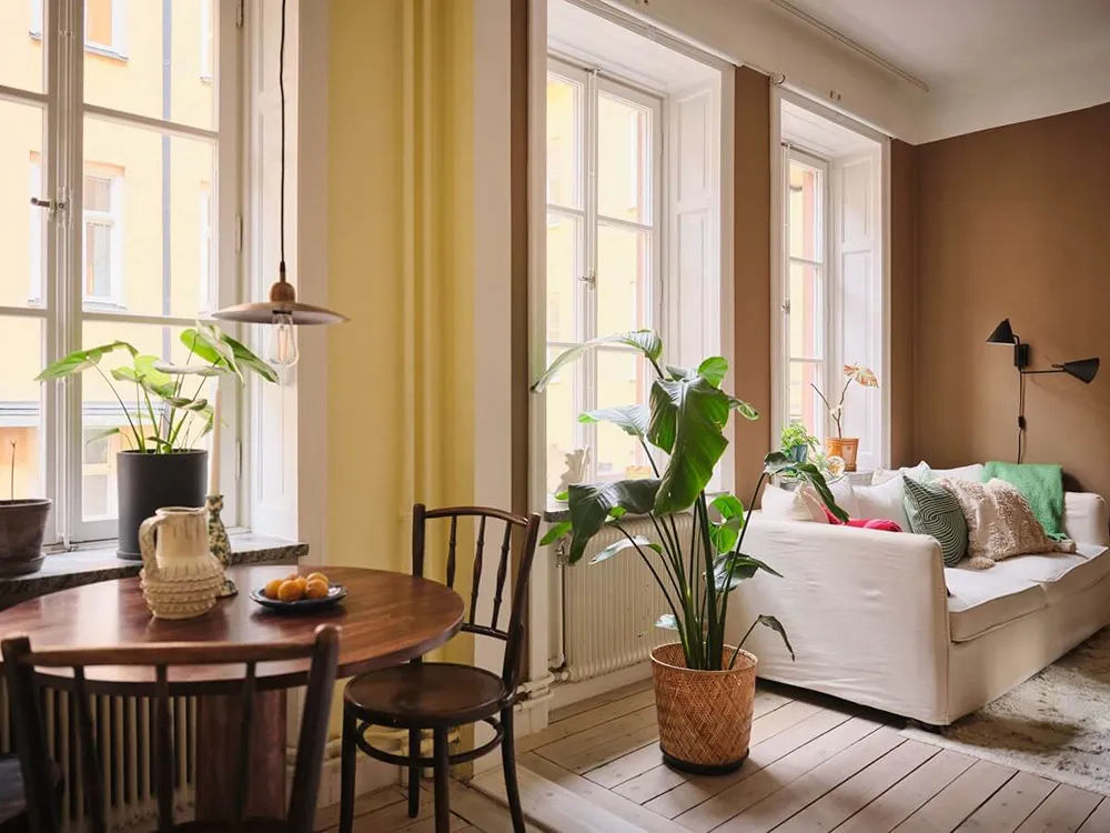 Красивые оттенки коричневого, желтого и зеленого в дизайне шведской квартиры (32 кв. м) - Gallery image 3