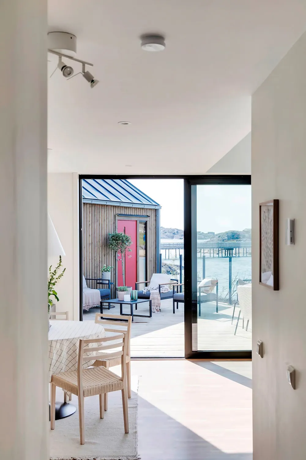 Modern Scandinavian Cottage by the Water - 10