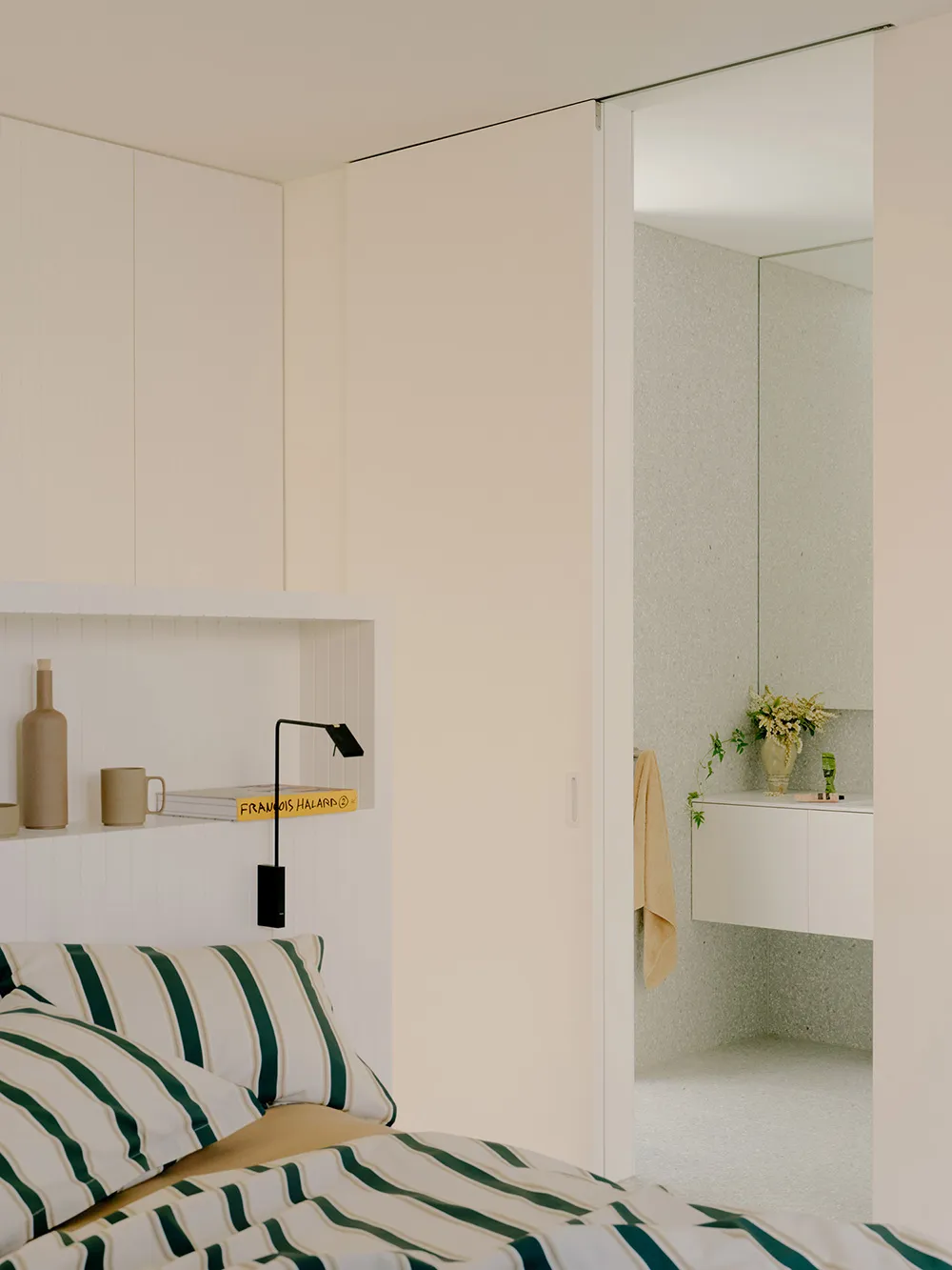 Черная кухня как стильный акцент в современном интерьере в Мельбурне - Gallery image 9