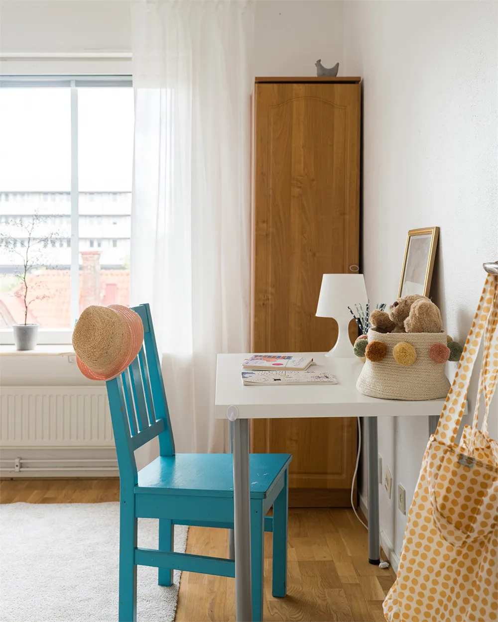 Biała mansardowa kwatera z arkowym oknem i rojalem - Gallery image 20