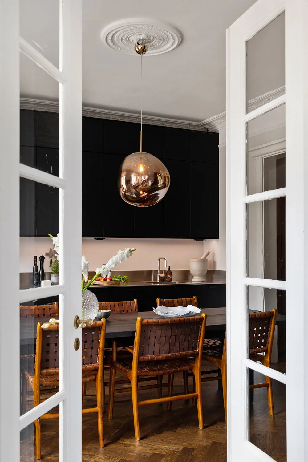 Piękny skandynawski mieszkanie z czarną kuchnią i zieloną sypialnią - Gallery image 3