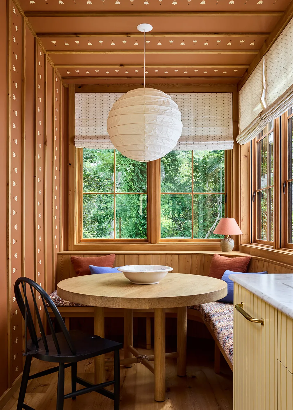 天然の木材を使えば決して過剰にはなりません。アメリカにあるこの美しいコテージも、その良さが存分に発揮されています。 - Gallery image 6