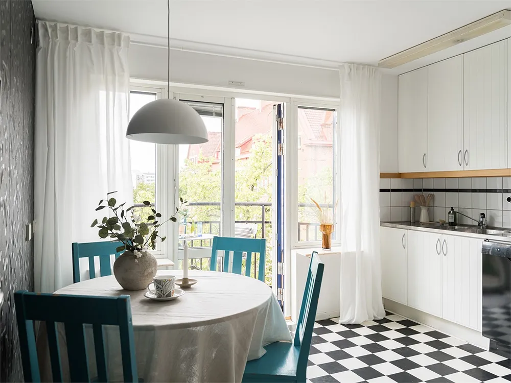 Biała mansardowa kwatera z arkowym oknem i rojalem - Gallery image 16