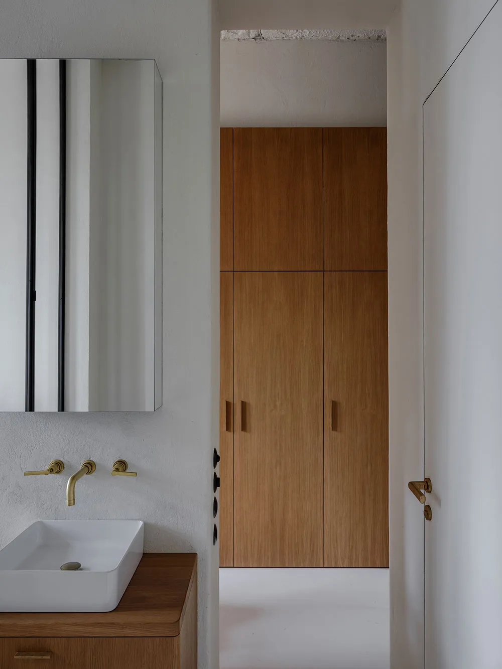 Interiores con nostalgia: apartamento de un director cinematográfico en el corazón de Kiev - Gallery image 19