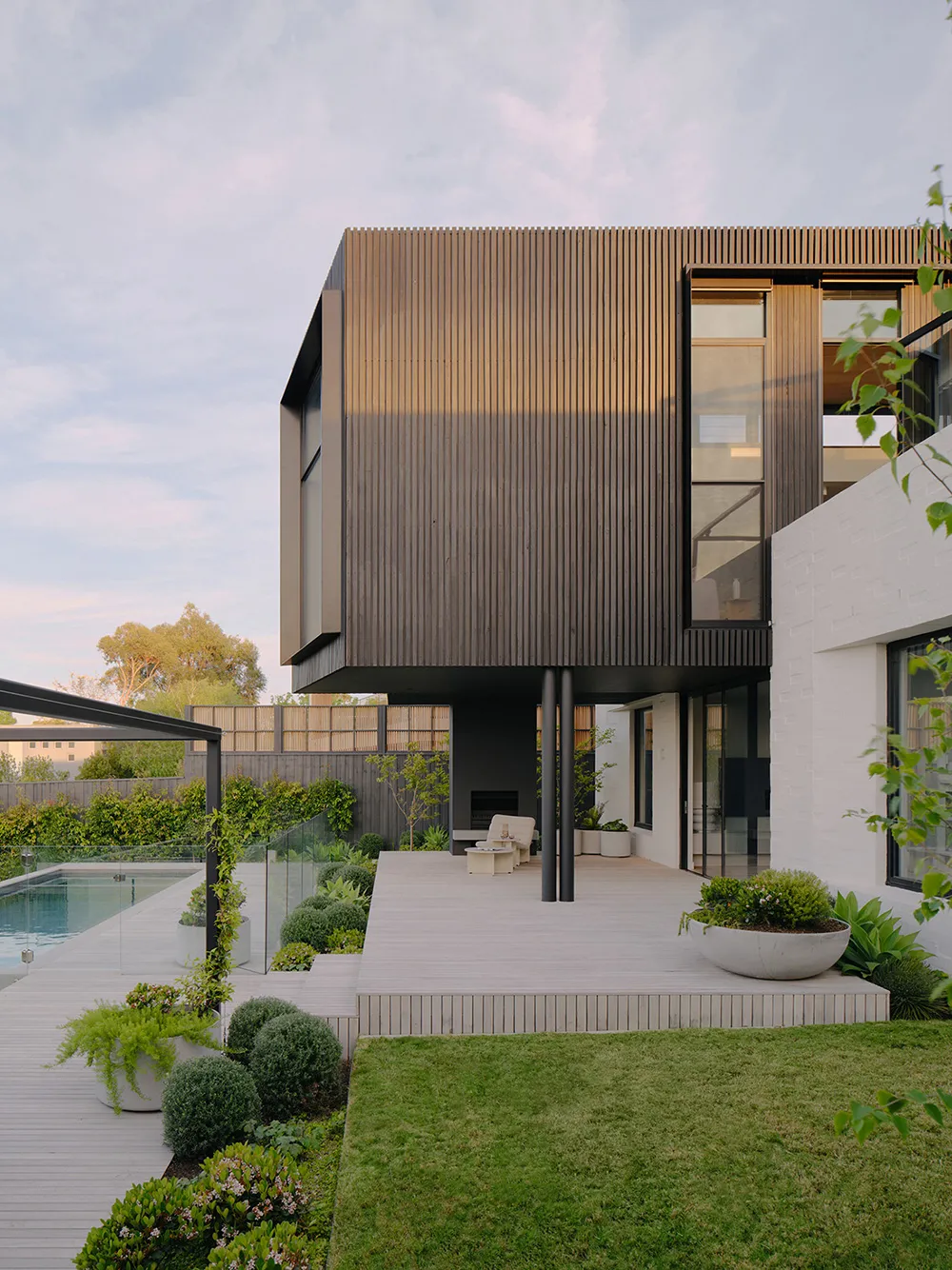 Черная кухня как стильный акцент в современном интерьере в Мельбурне - Gallery image 13