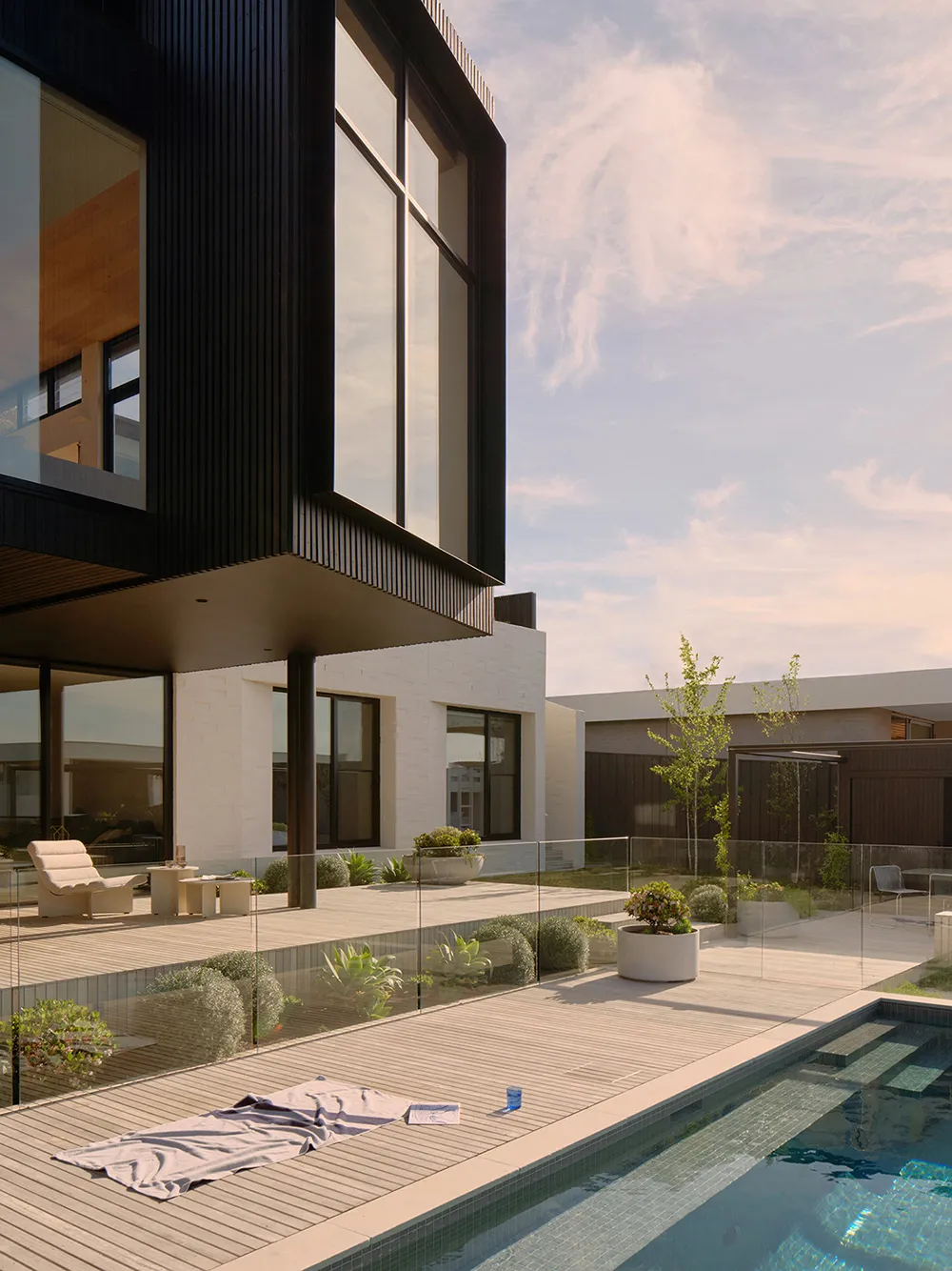 Черная кухня как стильный акцент в современном интерьере в Мельбурне - Gallery image 1