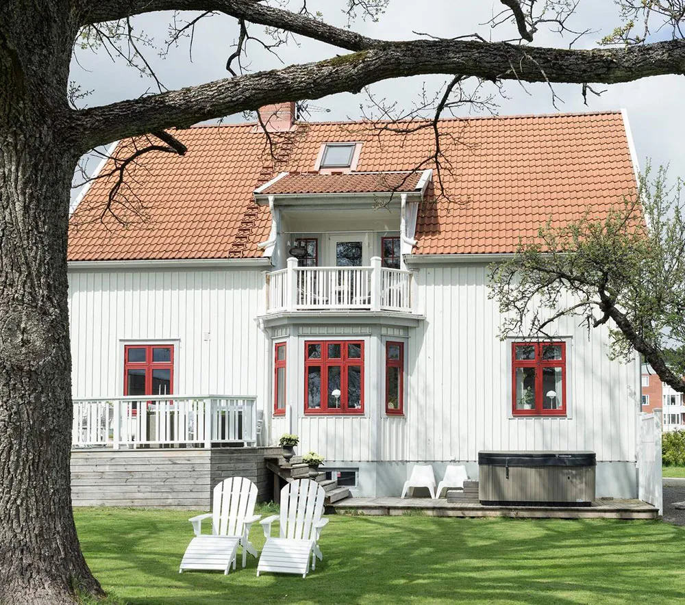 Weißer traditioneller Fassade und helle Innenausstattung: gemütliche Ferienvilla in Schweden