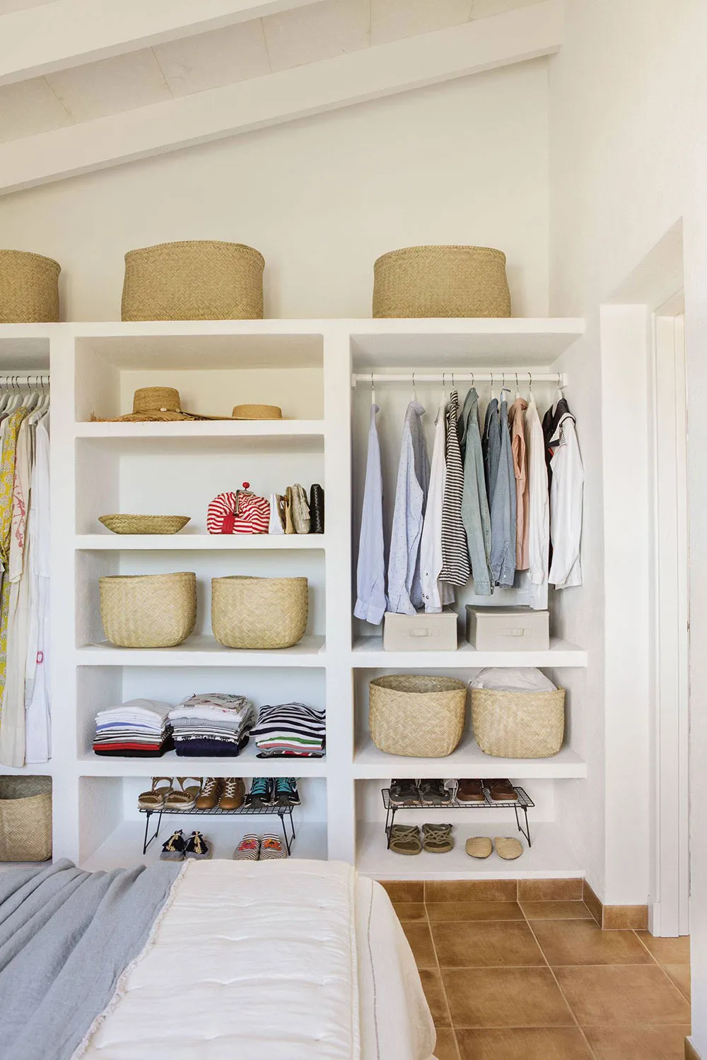 Interior blanco aireado de una casa pequeña frente al mar en España - Gallery image 7