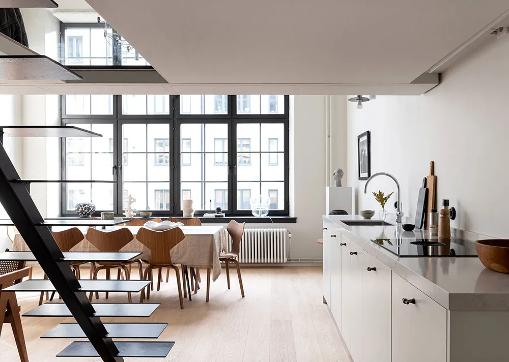 Компактний лофт із верхньою залізницею у будівлі колишньої фабрики в Стокгольмі (61 кв. м) - Gallery image 9