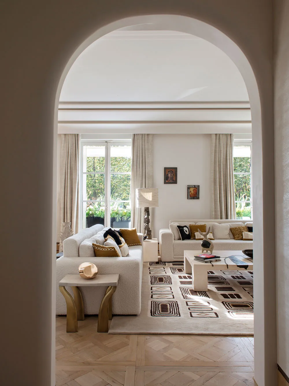 Mueble extravagante y objetos de arte en el apartamento de un diseñador en París - Gallery image 1