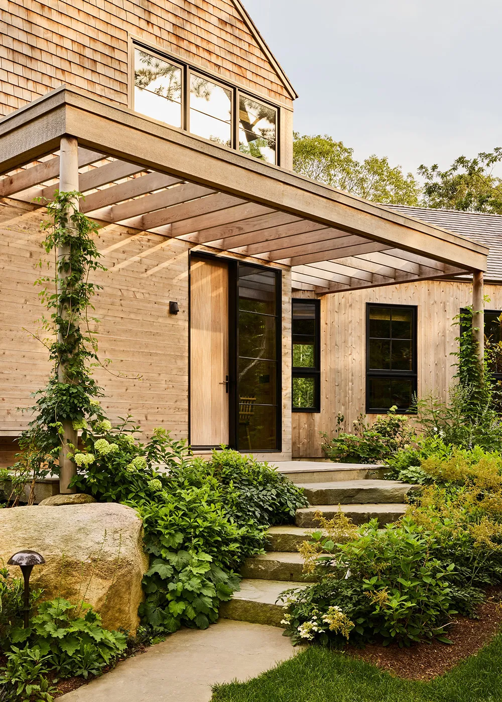 天然の木材を使えば決して過剰にはなりません。アメリカにあるこの美しいコテージも、その良さが存分に発揮されています。 - Gallery image 18