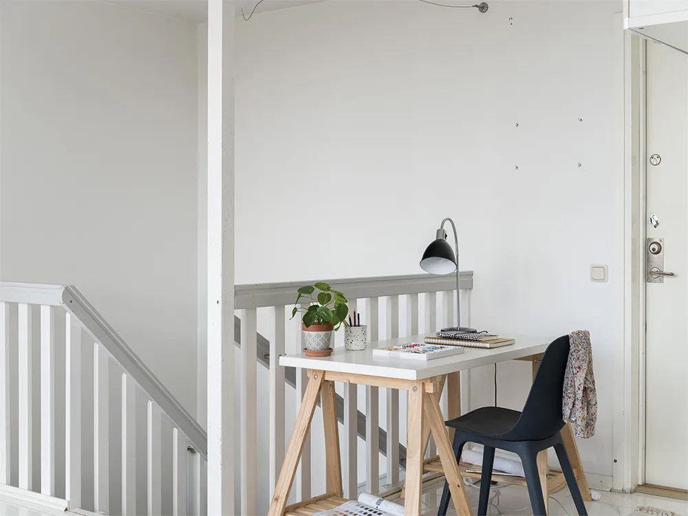 Biała mansardowa kwatera z arkowym oknem i rojalem - Gallery image 14