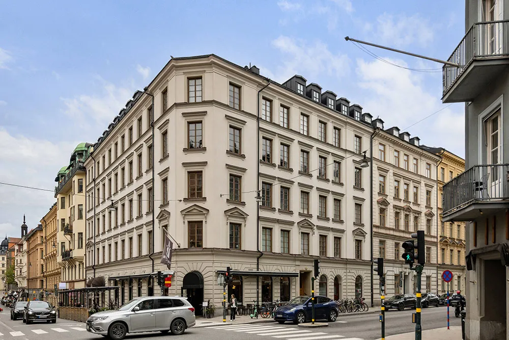 Piękny skandynawski mieszkanie z czarną kuchnią i zieloną sypialnią - Gallery image 22