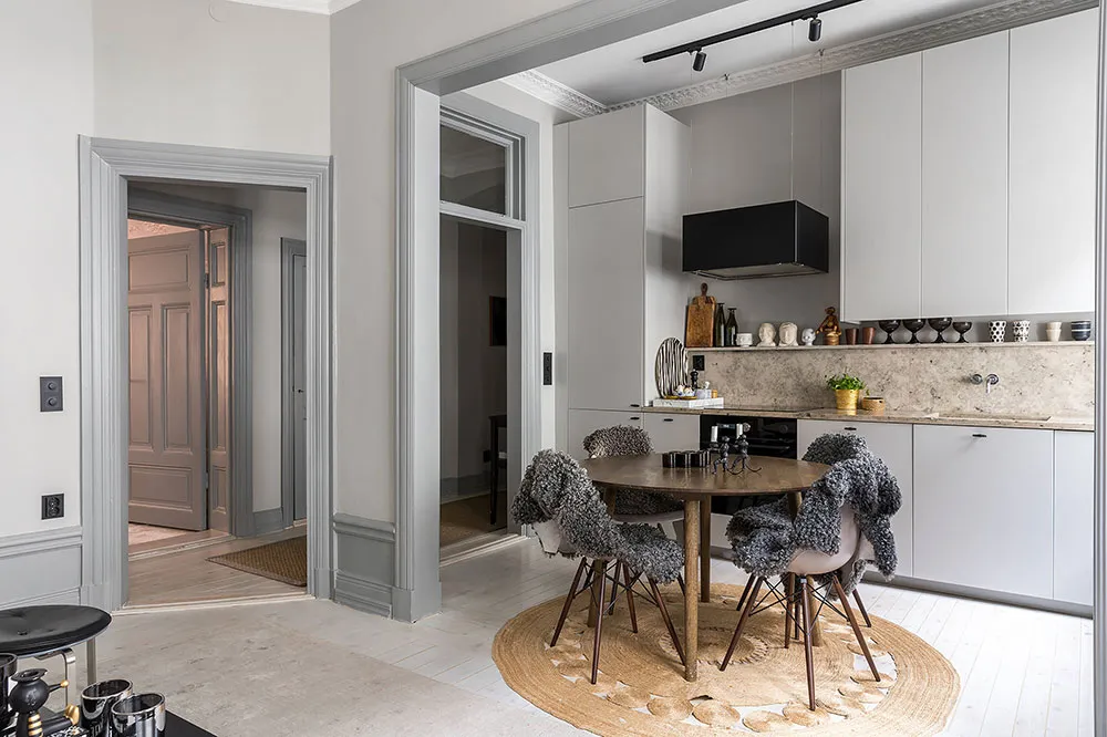 Style combiné de gris et beige dans l'interior d'une appartement à Stockholm (72 m²) - Gallery image 3