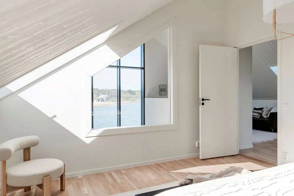 Modern Scandinavian Cottage by the Water - 24